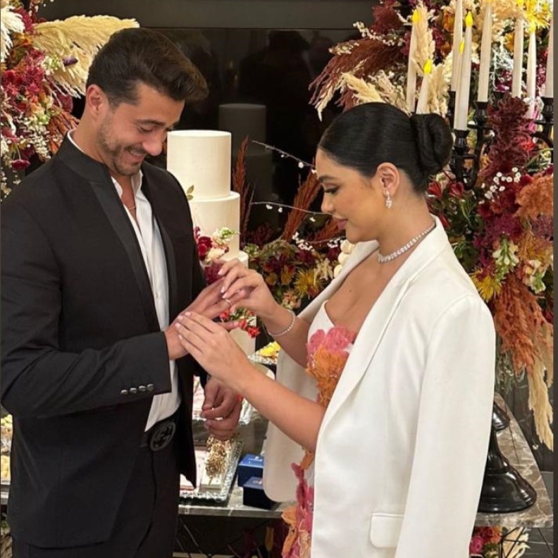 أثناء تبديل خواتم الخطوبة بين شيرين ابو العز وعريسها