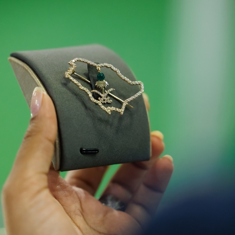 بالصور: أجمل الأزياء والمجوهرات في 100 براند سعودي.. تجربة أنيقة بلمسة سعودية ساحرة