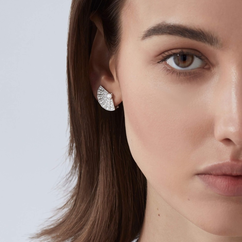 أقراط Fanfare من غرارد Garrard وهي مصنوعة من الذهب الأبيض