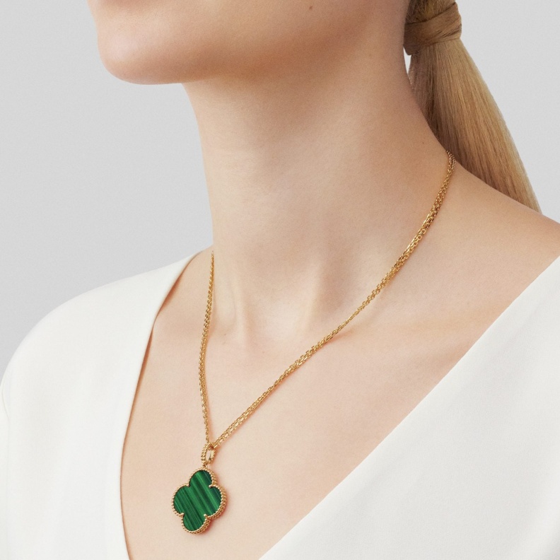 أقراط Perlée المرصعة بالملاكيت من فان كليف أند آربلز Van Cleef and Arpels