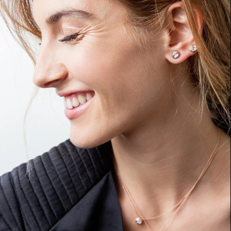 أقراط Rose de France المرصعة بحجر ألماس مقصوص على شكل سداسي من تصميم سليم مزنر Selim Mouzannar