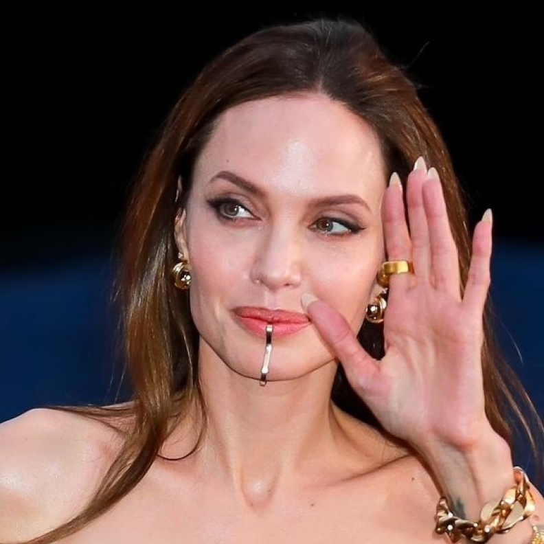 أنجلينا جولي في العرض الأول لفيلم The Eternals، 2021