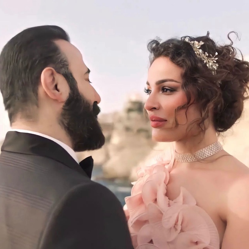 اختارت مكياج سموكي ناعم وبسيط في اطلالتها العرائسية