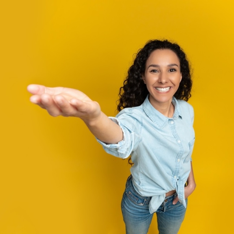 اسباب واعراض وطرق علاج رجفة اليدين المرتبطة بمرض الباركنسون