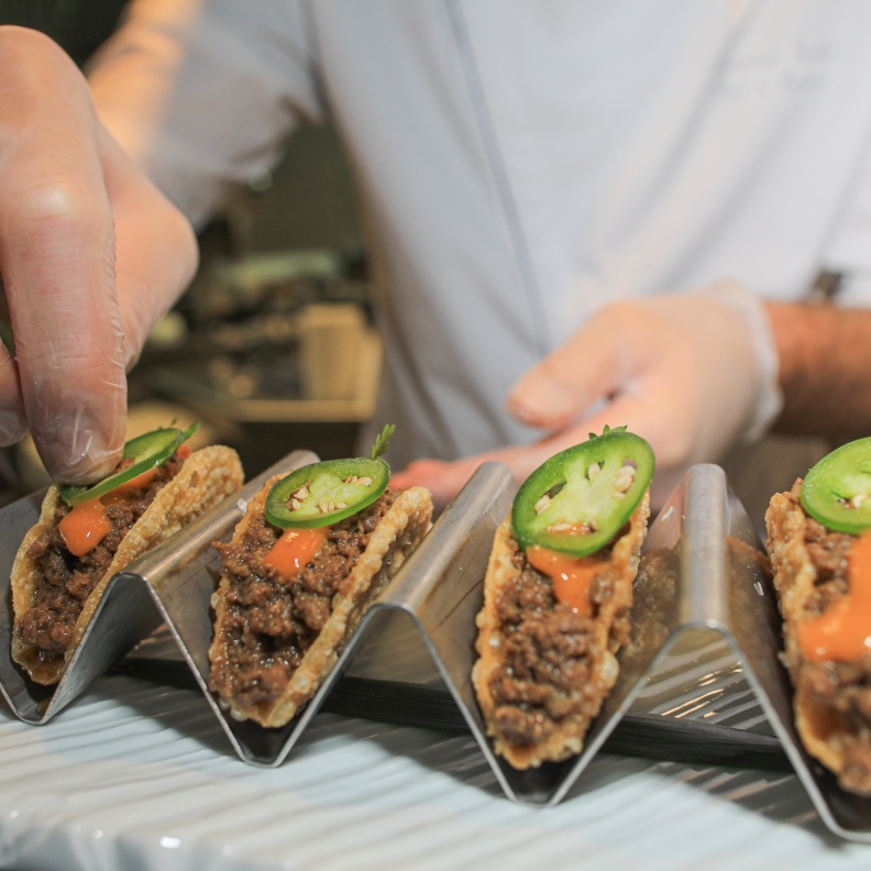 العديد من الأطباق الشهية في مهرجان دبي للمأكولات