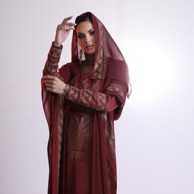 مصممة الأزياء منال الأحمري لـ "هي": "تراثنا فخرٌ لنا"