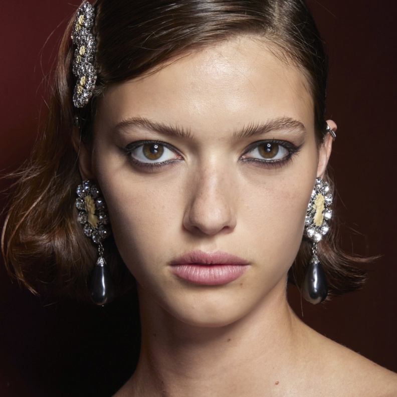 المكياج المناسب للعيون العسلية موضة 2023.. إليك خطوات متقنة لتطبيقه