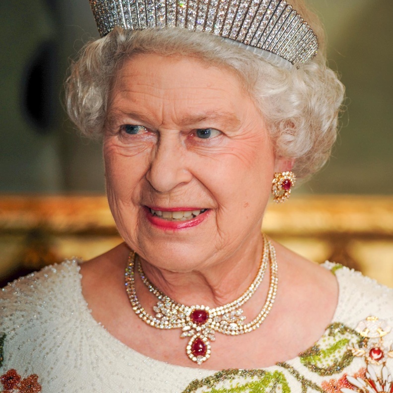 تيجان الملكة إليزابيث الثانية.. قطع ساحرة شهدت على تاريخ بريطانيا