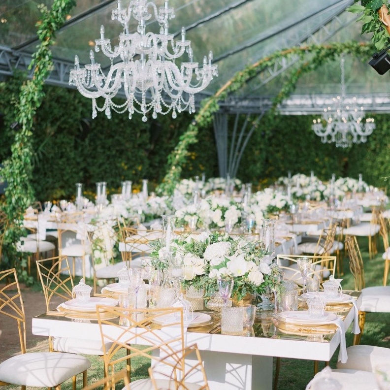 اناقة ثيم الزفاف باللونين الذهبي والابيض