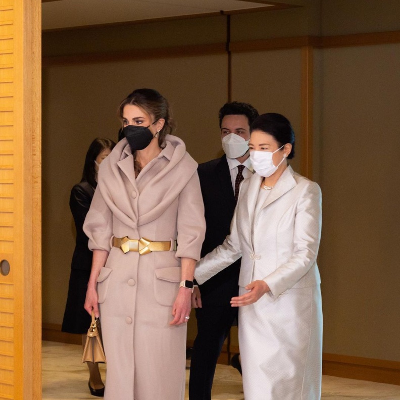 تألقي بالمعطف والجاكيت على طريقة الملكة رانيا... أناقة ممزوجة بلمسة عصرية