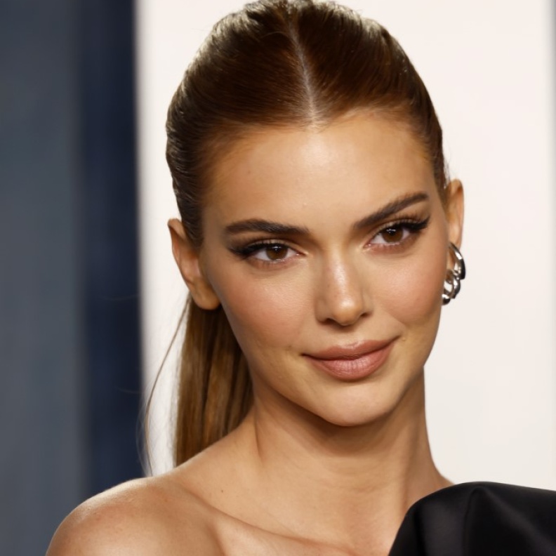 عملية "فوكس آيز"..أحدث صيحات الجراحة التجميلية بين المشاهير