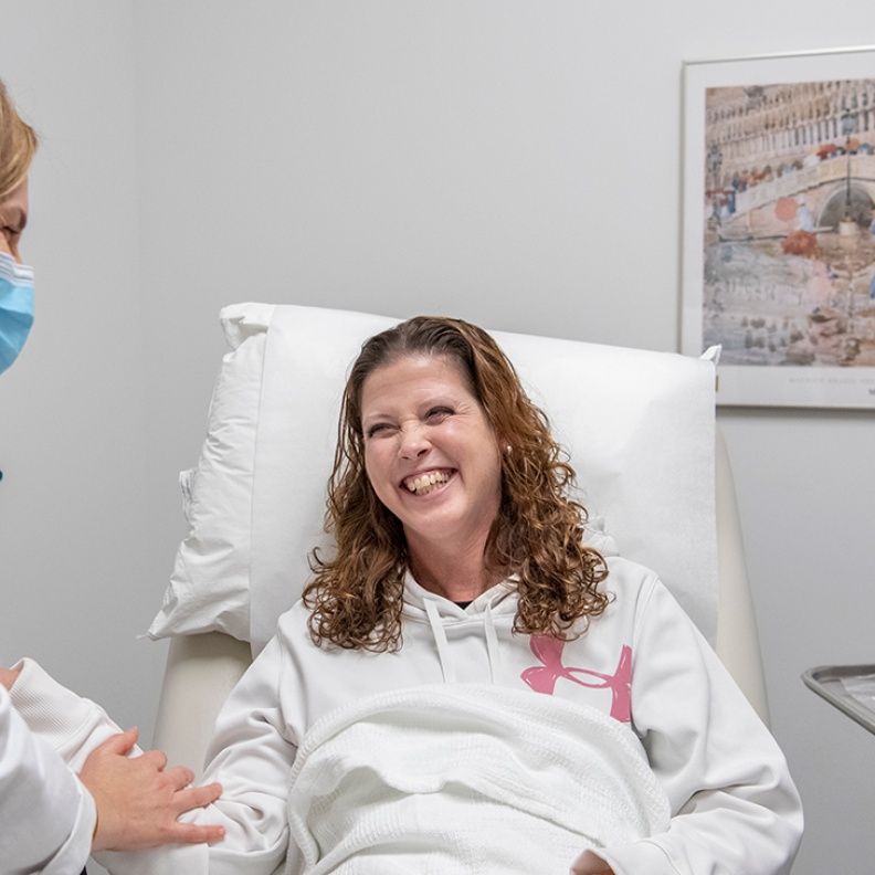 جينيفر دينيس أول مريضة تتلقى لقاح سرطان الثدي في العالم