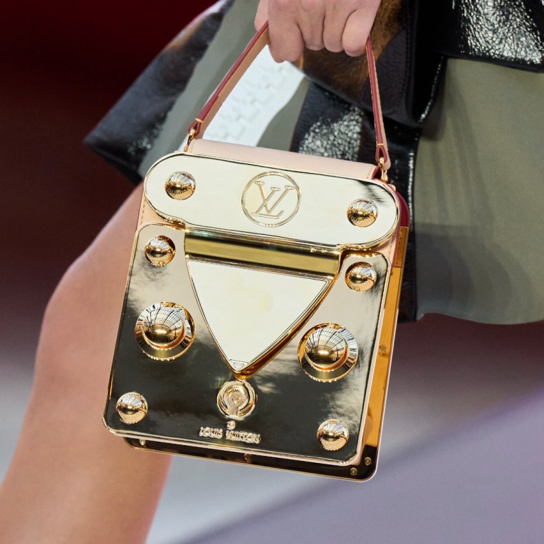 حقائب عصرية تليق بإطلالاتك في أيام العيد