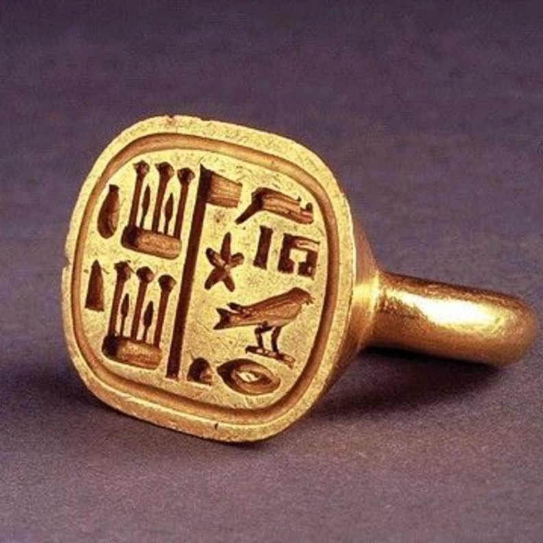 خاتم شوفالييه مصريّ من الذهب، يعود إلى القرن السادس قبل الميلاد.