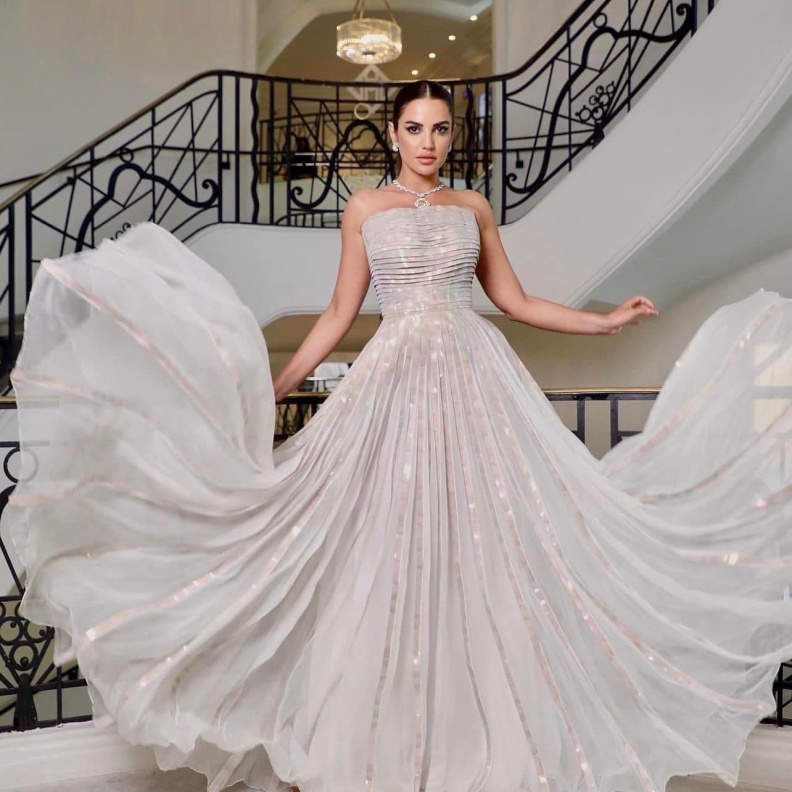 درة زروق بفستان باللون الابيض 