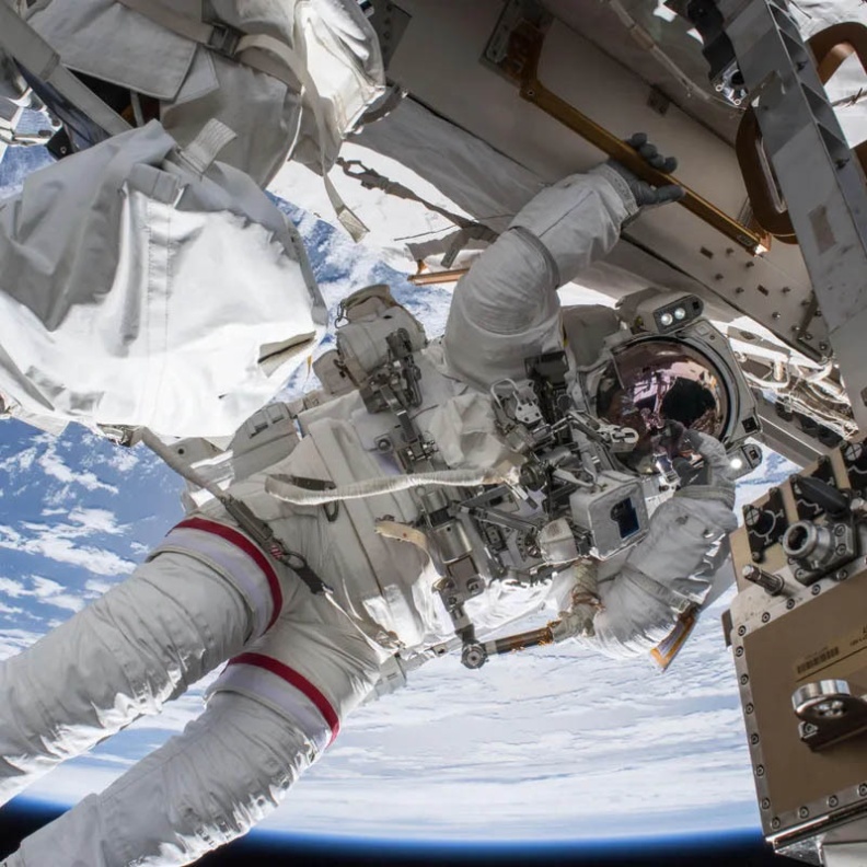 الإماراتي سلطان النيادي يدخل التاريخ كأول رائد فضاء عربي يقوم بالسير في الفضاء  