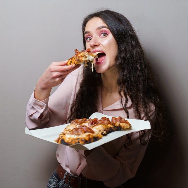 تُدمنين الوجبات السريعة... إليك نصائحنا الذهبية للتخلص من هذه العادة السيئة