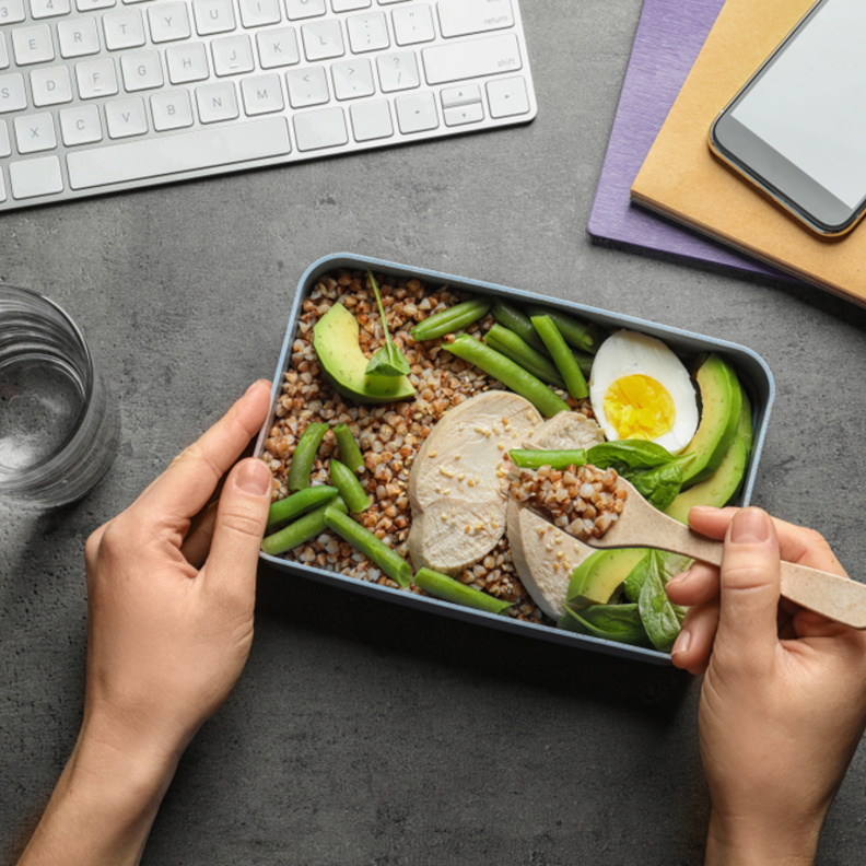 إليكِ 4 وجبات دايت في اللانش بوكس ستُعزز عملية حرق الدهون في العمل