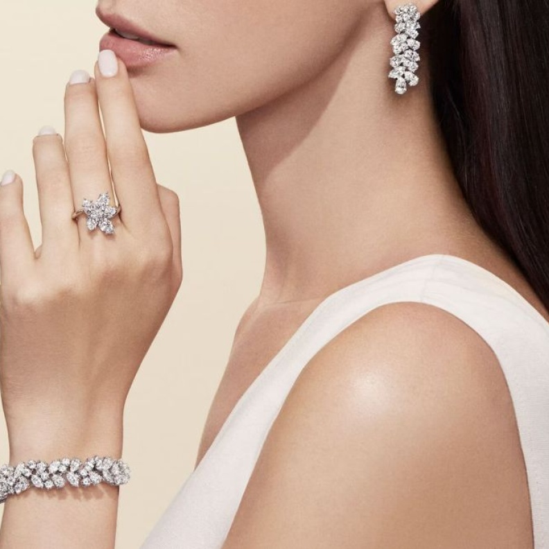 طقم مرصع بالألماس الأبيض من مجموعة Winston Cluster 