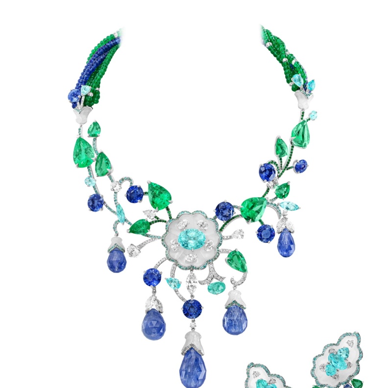 طقم مرصّع بالياقوت والبارايبا والزمرّد اليشم الأبيض والماس