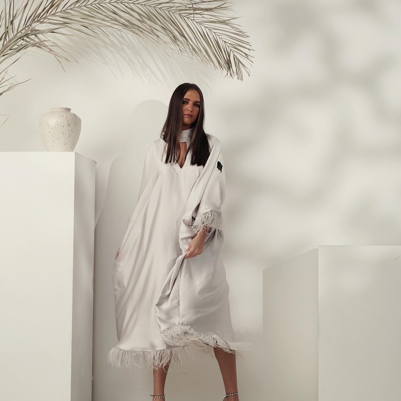 عبايات العروس مزينة بالريش انستقرام@sahdenabayas