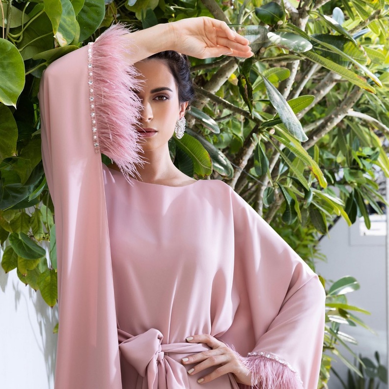 عبايات للعروس مزينة بالريش انستقرام@effafashion