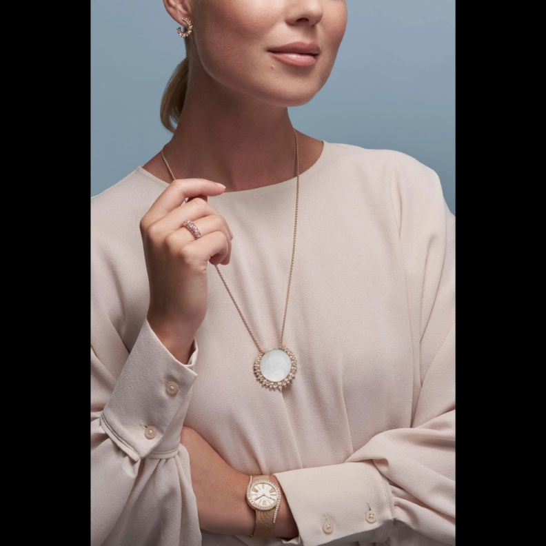 عرق اللؤلؤ نعومة أنثوية في موديلات مجوهرات ذهب لنهار العيد