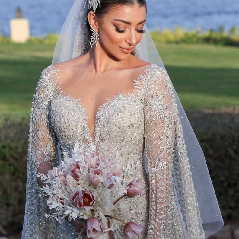 عروس متألقة بتسريحة شعر وسيم مرقص