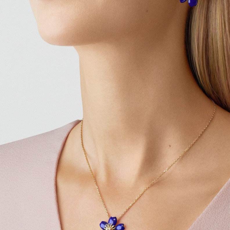 عقد Rose de Noel المرصع باللازورد من فان كليف أند آربلز Van Cleef and Arpels