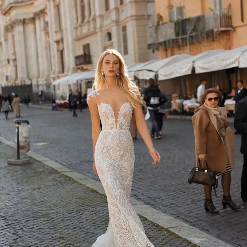 فساتين زفاف مع ياقة قلب@berta