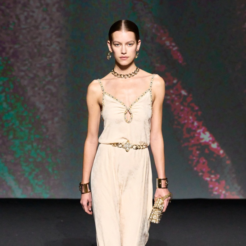 7 منصات عرض برزت فيها أنوثة الإطلالات لربيع وصيف 2023