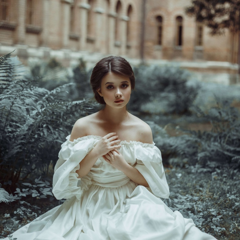 لا تجلدي ذاتك على أخطاء الماضي وسامحي نفسك عليها وتعلمي منها لأنها دليلك في الحاضر وسبب نجاحك في المستقبل 