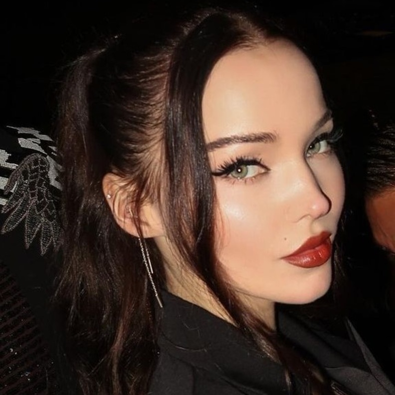 مستحضرات تجميل تحتاجها صاحبات العيون الخضراء لمكياج مميز بأسلوب دوف كاميرون