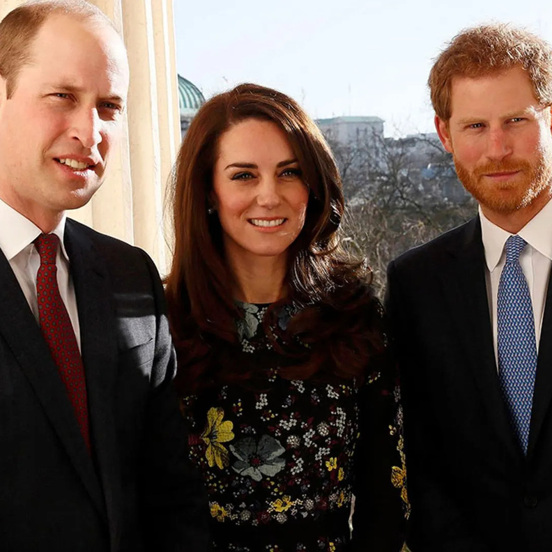 ما الوسام الذي لم يحصل عليه الأمير وليام وحصلت عليه زوجته وشقيقه؟