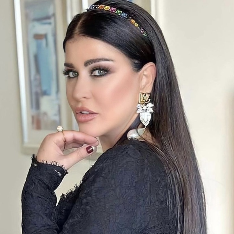 بطلتا مسلسل "بابا المجال" بإطلالات مجوهرات لافتة تعكس شخصيتيهما