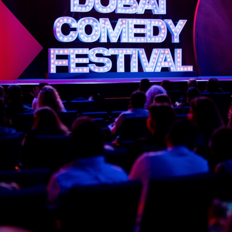 مهرجان دبي للكوميديا.. 10 أيام من البسمة والضحك المتواصل بانتظاركم
