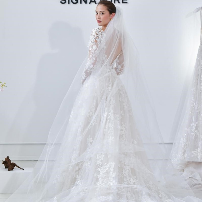 موديلات طرحات من دار Justin Alexander