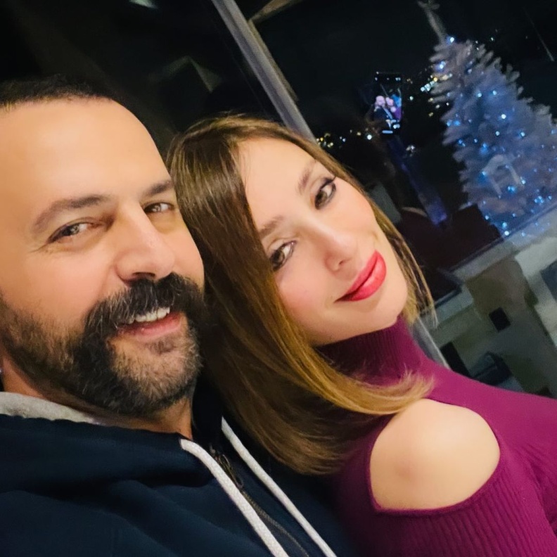 وفاء الكيلاني هي من أقدمت على طلب يد زوجها