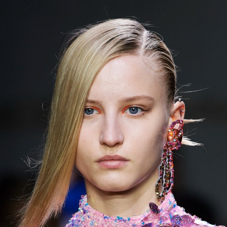 الظلال المرجانية الجريئة ترسم ملامحك لصيف 2023 ..إليك طريقة اعتمادها