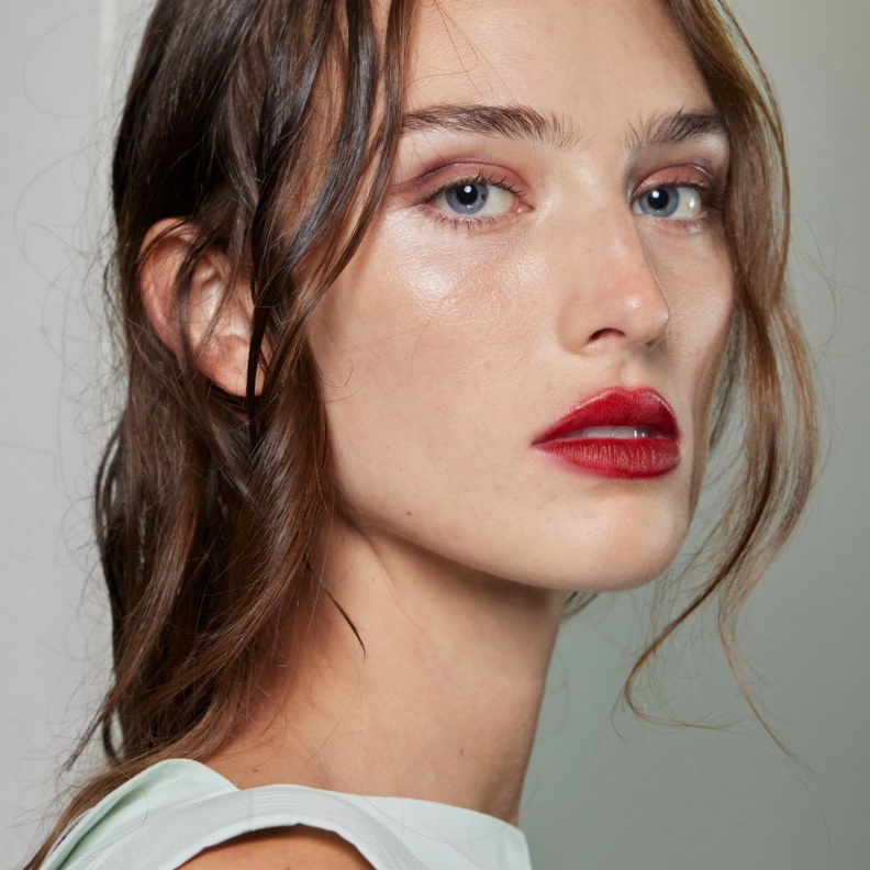 ألوان أحمر شفاه بارزة مع صيحة الكونتور في عيد الفطر 2023 من وحي دار Philosophy di Lorenzo Serafini