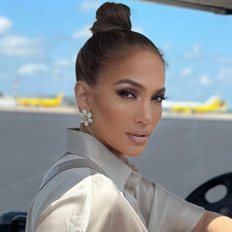 اطلالة جينيفر لوبيز بالمكياج البني المدموج- الصورة من حسابها على انستغرام