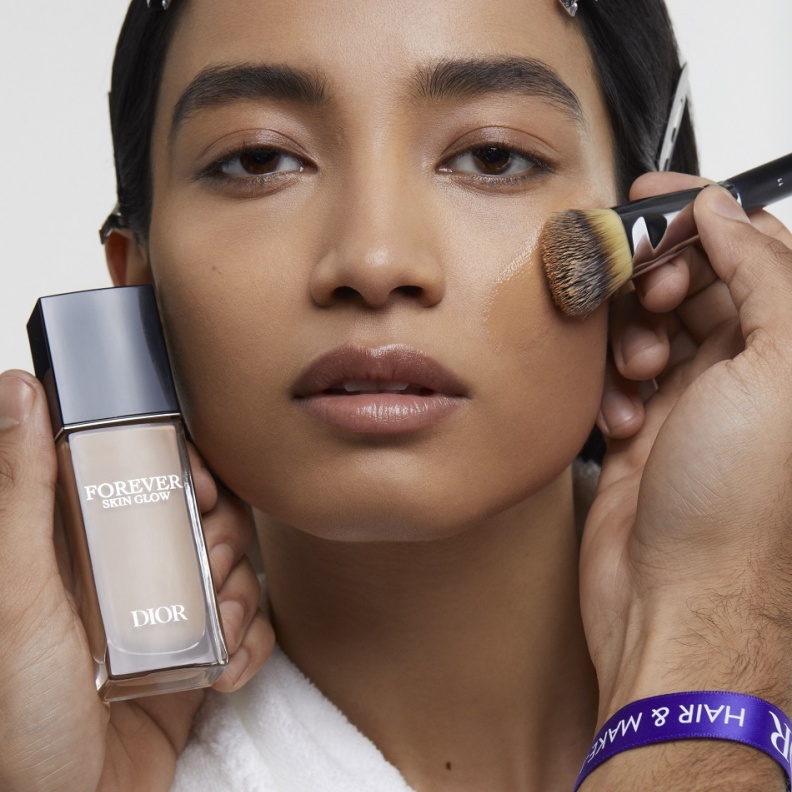 خطوات تطبيق المكياج الأسود على طريقة عارضات ديور