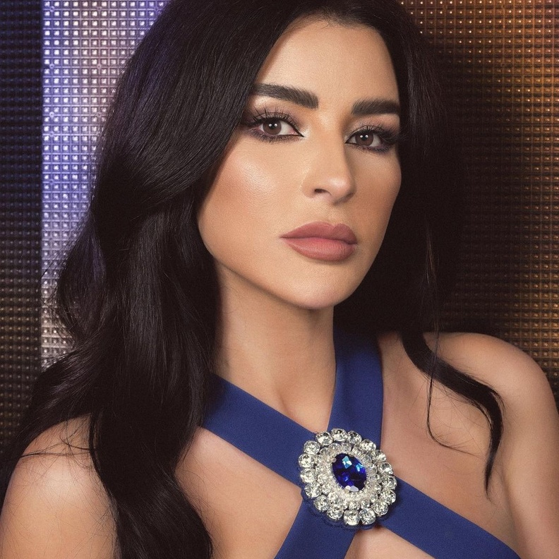 رسمات المكياج الفضي بأسلوب ماغي بو غصن