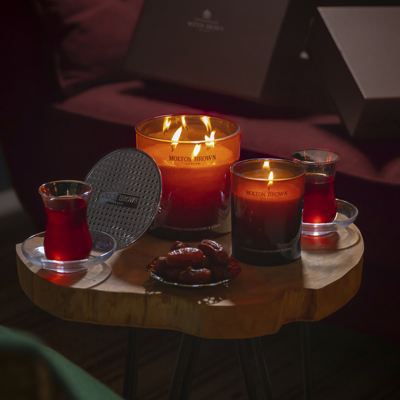 شمعة ميزميرايزينغ عود أكّورد آند غولد  Mesmerising Oudh Accord & Gold  من مولتن براون