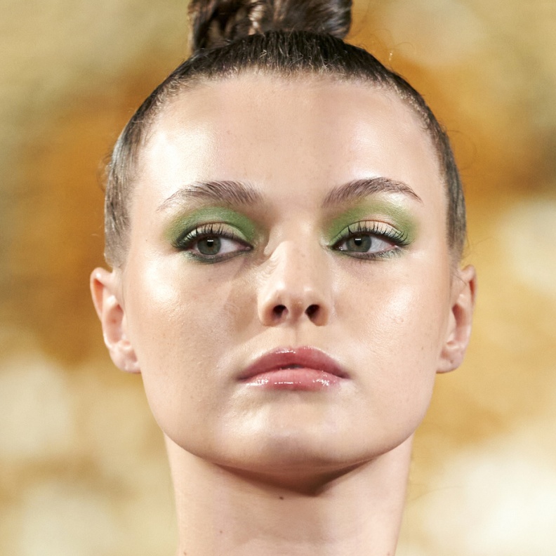 أبرز اتجاهات المكياج الأخضر لربيع 2023.. تدرجات تجعل عينيك أكثر جاذبية