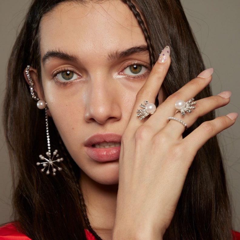 طلاء الأظافر الزهرية مع حبيبات الستراس من دار Adeam