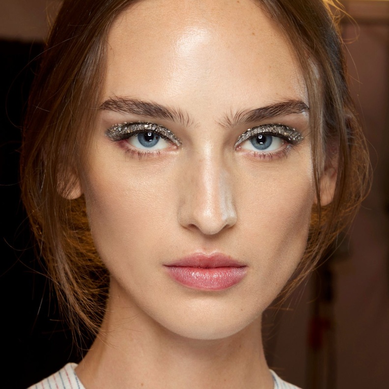 مكياج عيون الغليتر الفضي بأسلوب سموكي من دارTory Burch