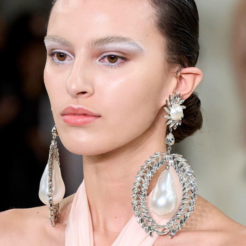 مكياج ناعم مع الظلال البيضاء على الجهة الداخلية وحدود الحواجب من دار Giambattista Valli