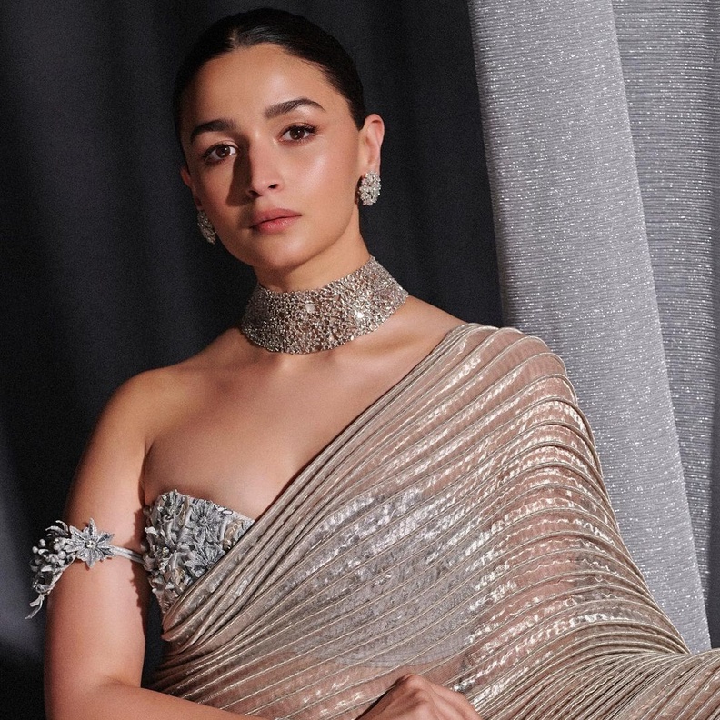 نجمات بوليوود يتنافسن على الإطلالات البراقة في حفل الموسيقى الهندية " NMACC"