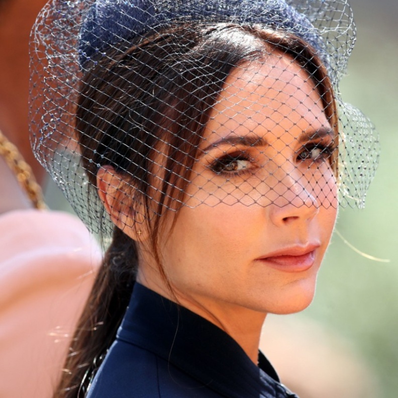 كيف تطورت الإطلالات الجمالية لـ فيكتوريا بيكهام عبر السنوات وأبرز الدروس الملهمة منها